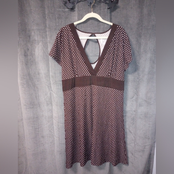 Caren Sport Dresses & Skirts - Caren Sport Stretchy Brown & White Polka Dot V-Neck Dress Size 3X NWT